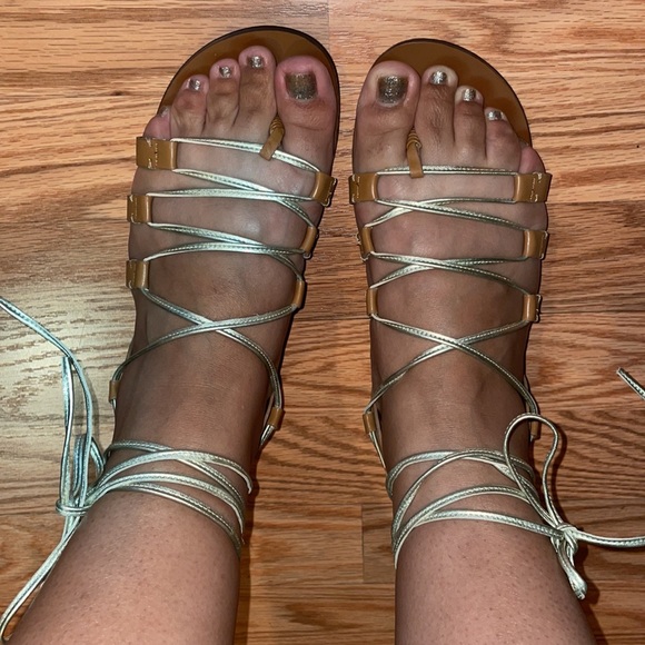 Enzo Angiolini leather gladiator sandals with gold leather strap. - Picture 3 of 4